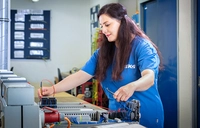 Industrieelektriker:in für Betriebstechnik Umschulung im MEK-Bildungszentrum - Praktische Ausbildung mit modernen Geräten und erfahrenem Ausbildungspersonal.