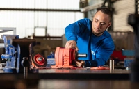 Industriemechaniker:in Umschulung im MEK-Bildungszentrum - Praktische Ausbildung mit modernen Geräten und erfahrenem Ausbildungspersonal.