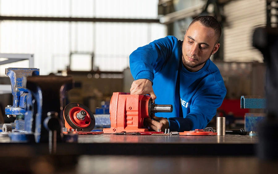 Industriemechaniker:in Umschulung im MEK-Bildungszentrum - Praktische Ausbildung mit modernen Geräten und erfahrenem Ausbildungspersonal.