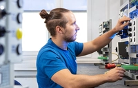 Elektroniker:in für Betriebstechnik Umschulung im MEK-Bildungszentrum - Praktische Ausbildung mit modernen Geräten und erfahrenem Ausbildungspersonal.