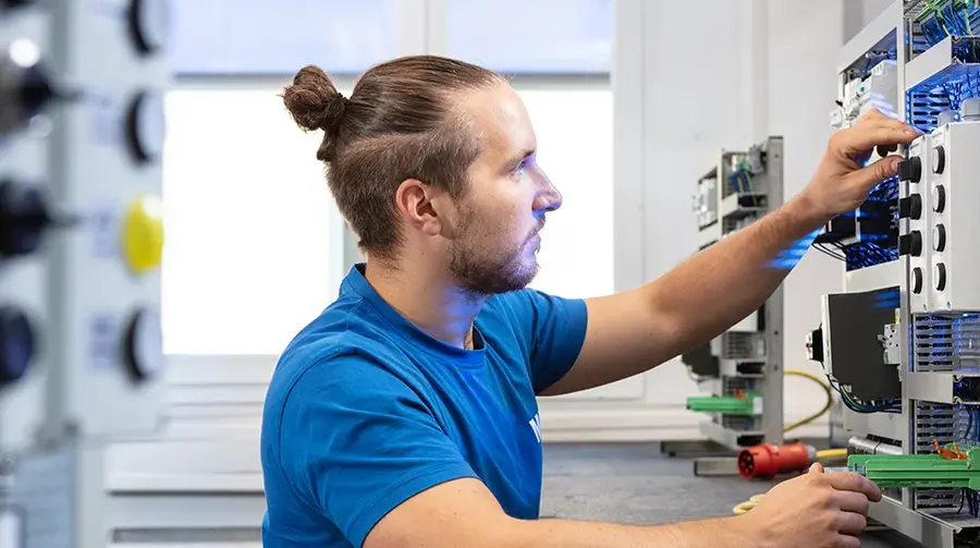 Elektroniker:in für Betriebstechnik Umschulung im MEK-Bildungszentrum - Praktische Ausbildung mit modernen Geräten und erfahrenem Ausbildungspersonal.