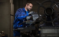Maschinen- und Anlagenführer:in - Einsatzgebiet Metall- und Kunststofftechnik Umschulung im MEK-Bildungszentrum - Praktische Ausbildung mit modernen Geräten und erfahrenem Ausbildungspersonal.