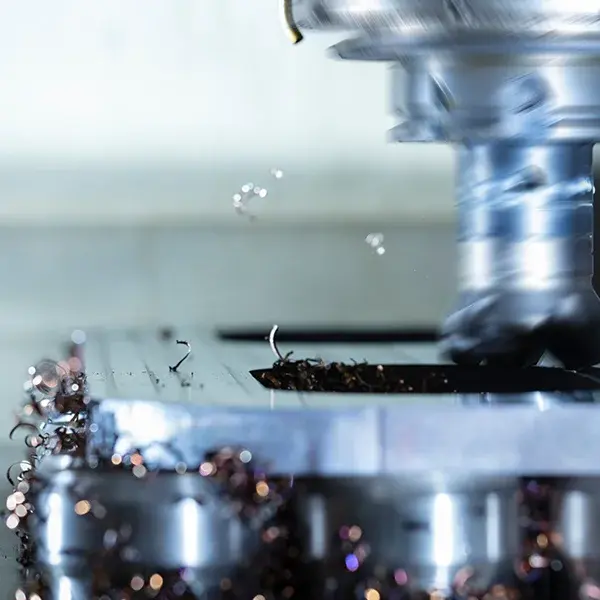 Fräsmaschine bei der Bearbeitung eines Werkstücks