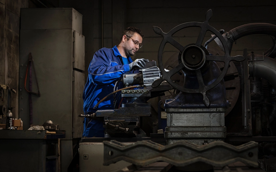 Maschinen- und Anlagenführer:in - Einsatzgebiet Metall- und Kunststofftechnik Umschulung im MEK-Bildungszentrum - Praktische Ausbildung mit modernen Geräten und erfahrenem Ausbildungspersonal.