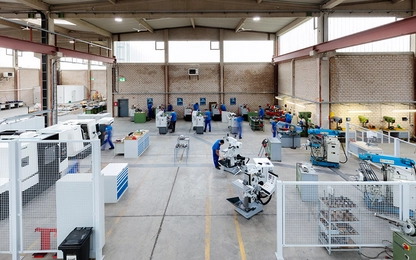 Vogelperspektive der Zerspanungswerkstatt am Standort Düsseldorf/Neuss, mit einem klaren Blick auf die Maschinen und Arbeitsbereiche der Werkstatt.