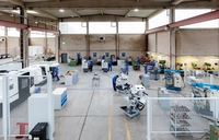 Vogelperspektive der Zerspanungswerkstatt am Standort Düsseldorf/Neuss, mit einem klaren Blick auf die Maschinen und Arbeitsbereiche der Werkstatt.