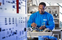 Mechatroniker:in Umschulung im MEK-Bildungszentrum - Praktische Ausbildung mit modernen Geräten und erfahrenem Ausbildungspersonal.
